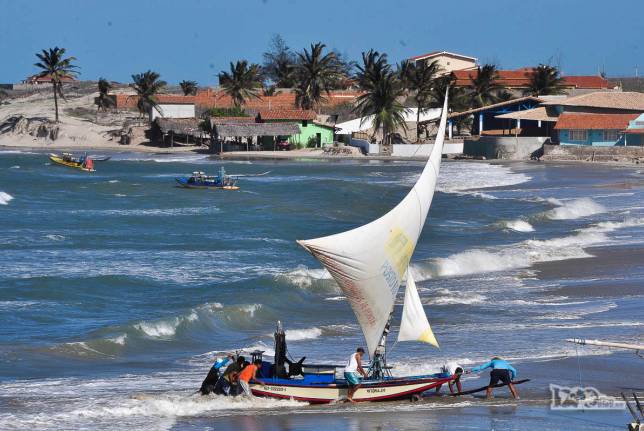 Jangada retorna do mar na praia de Pontal do Maceió, em Fortim, no litoral do Ceará